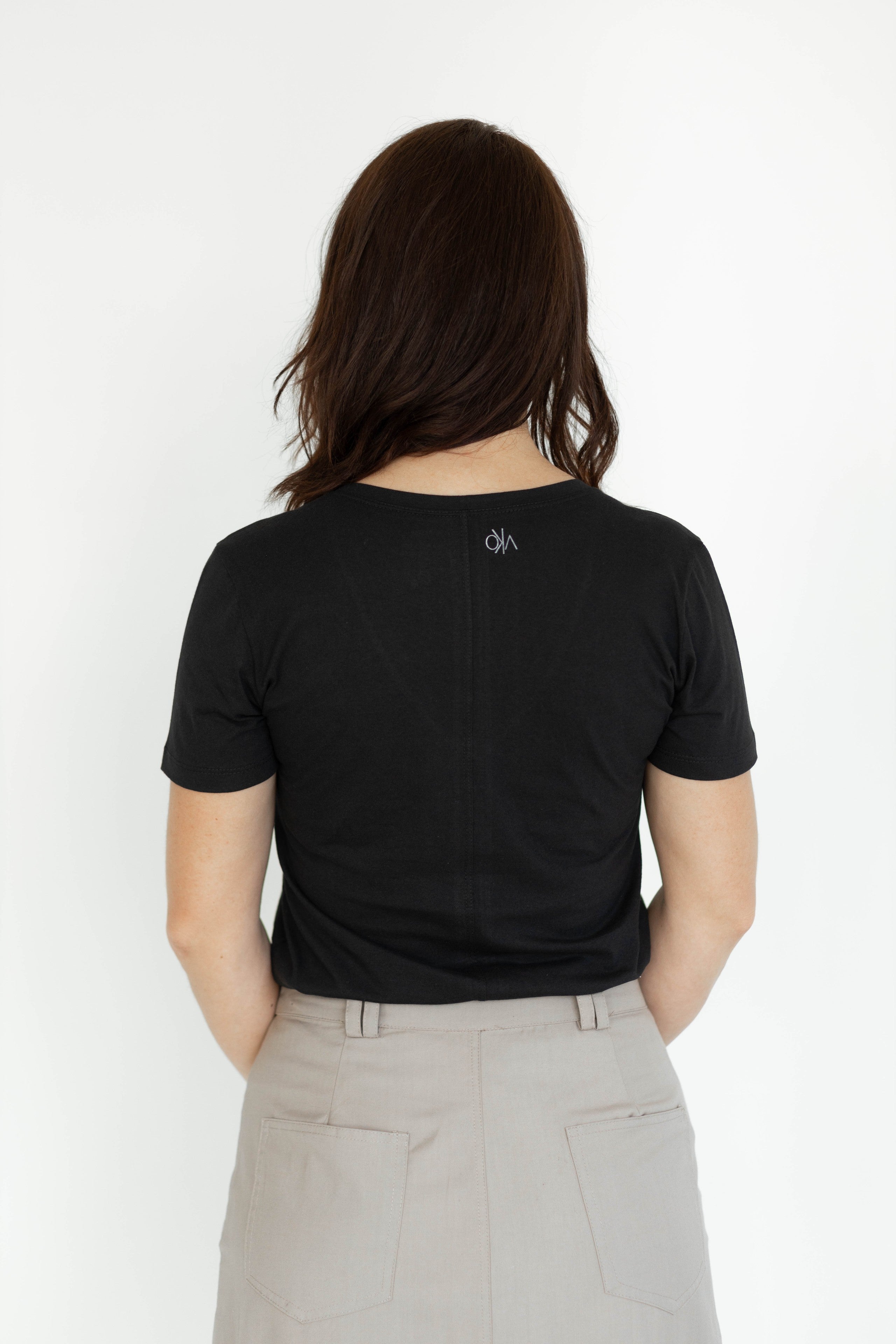 Camiseta Básica Gola V Feminina - Preta