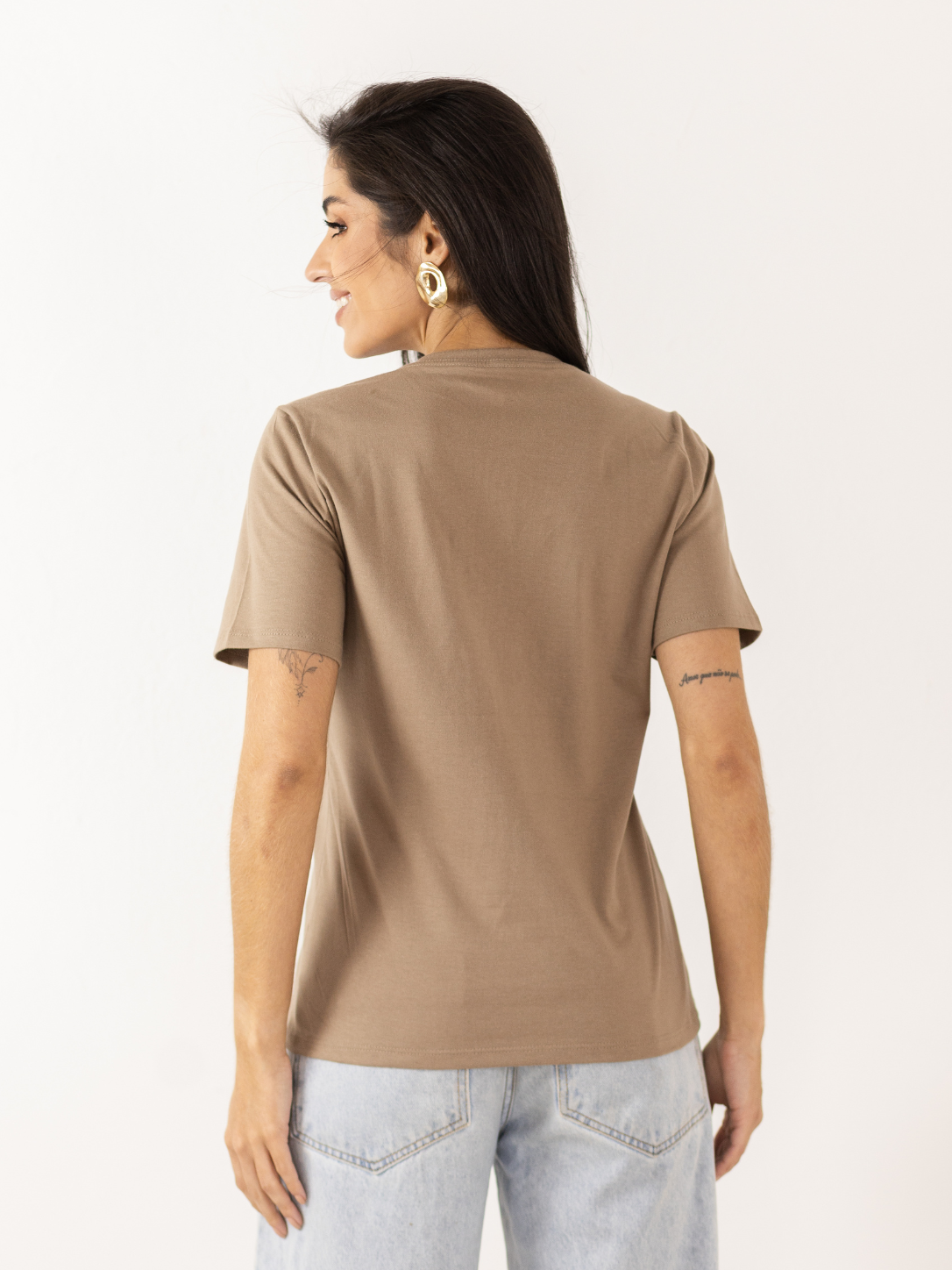 Camiseta Gola V Feminina Algodão Pima Bege