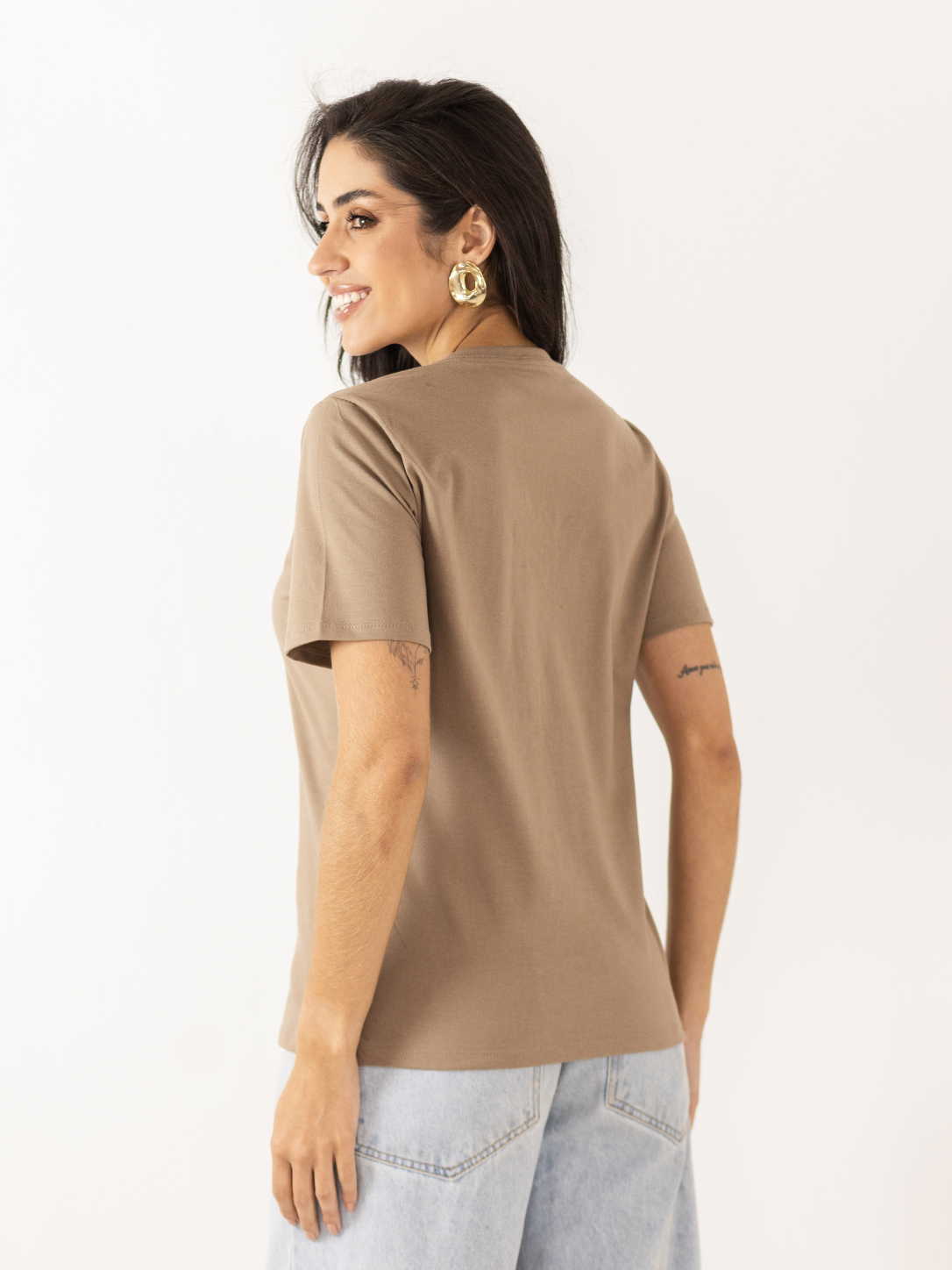 Camiseta Gola V Feminina Algodão Pima Bege