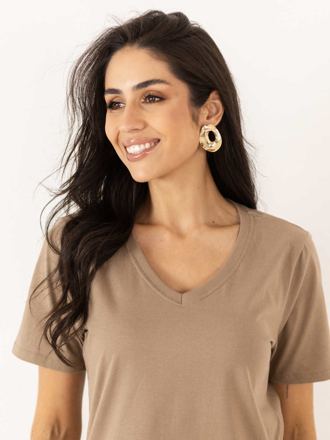 Camiseta Gola V Feminina Algodão Pima Bege