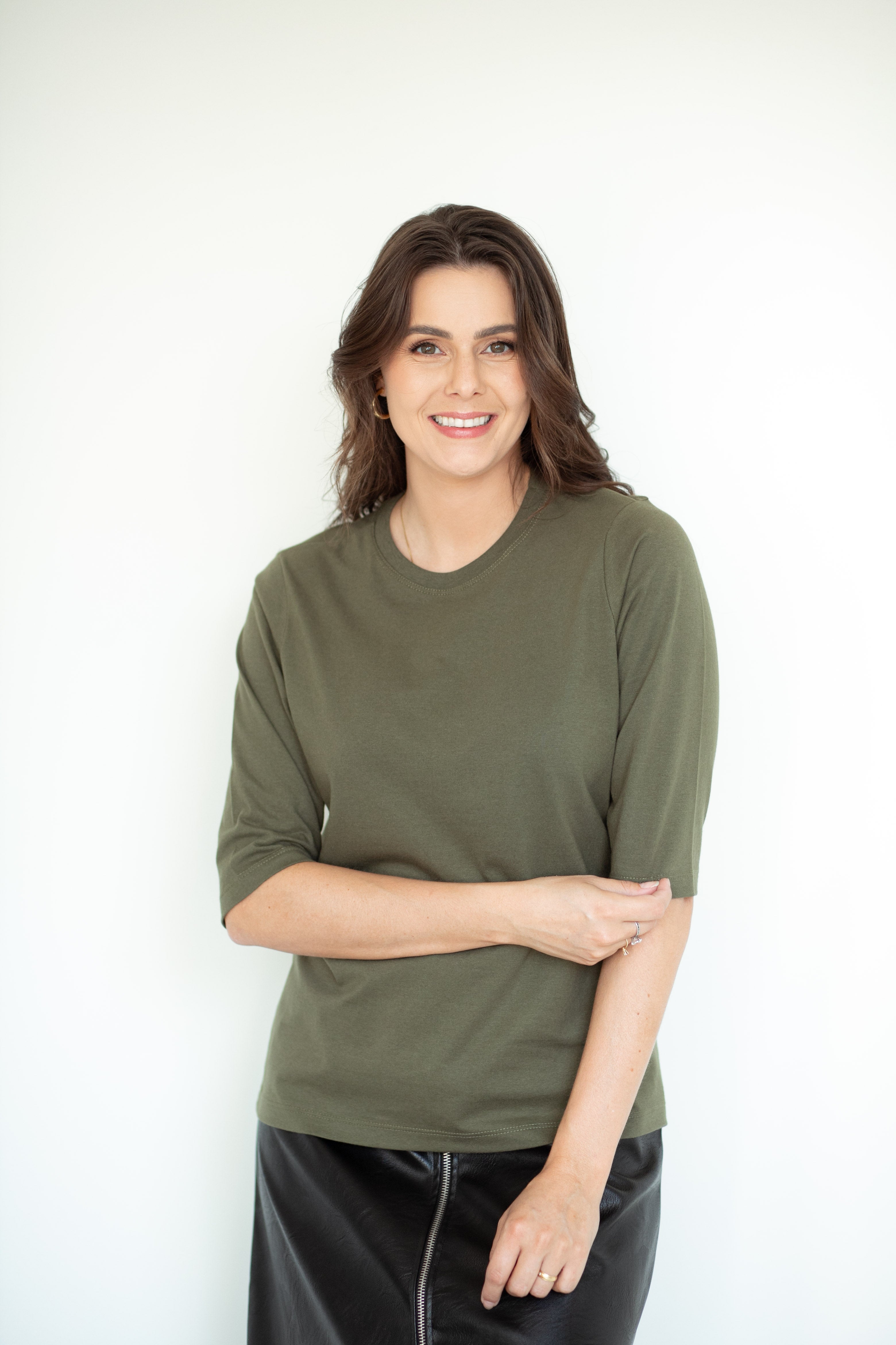 Camiseta Feminina Manga 3/4 Gola Redonda - Verde Olive Night