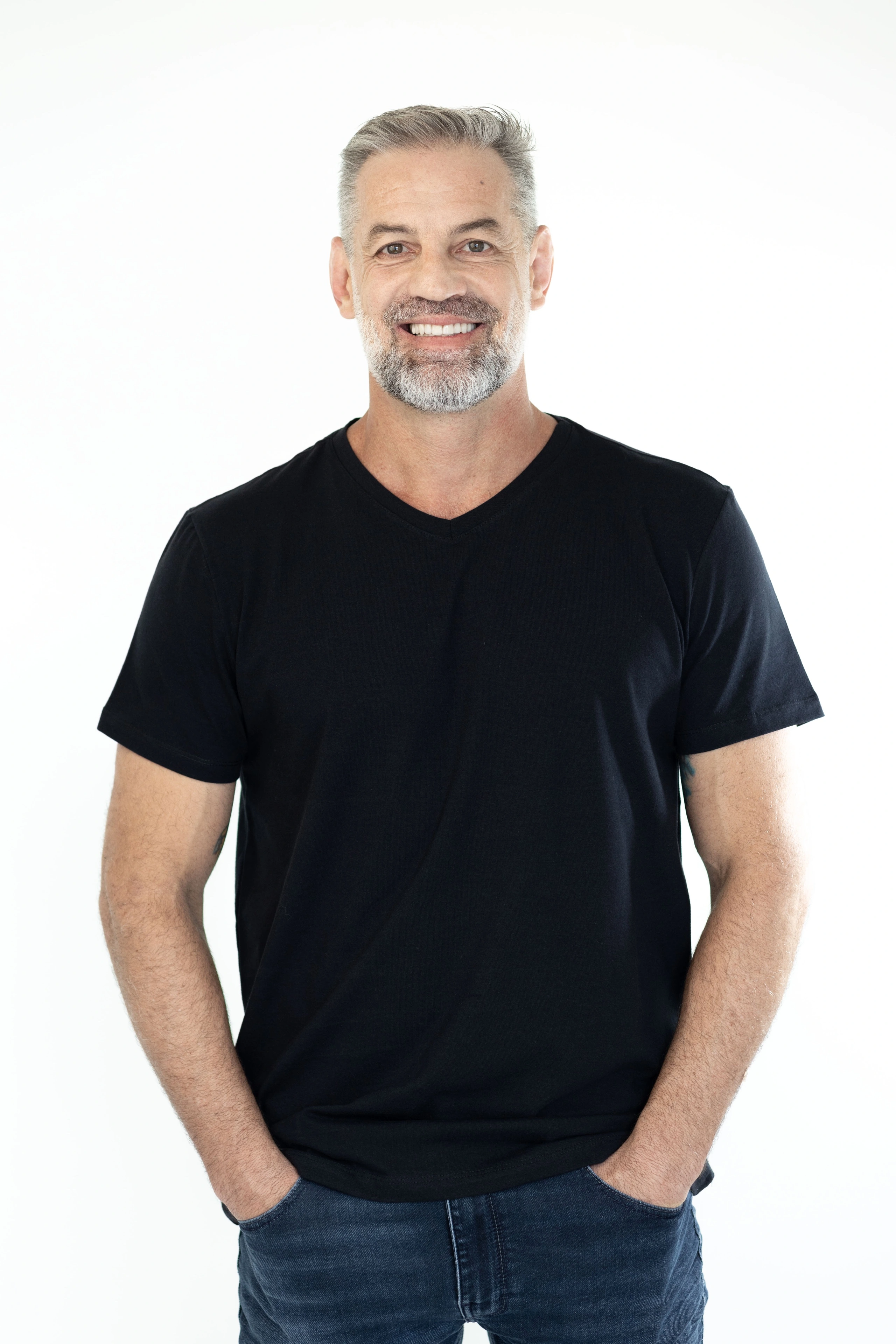 Camiseta Masculina Gola V Algodão com Elastano - Preta