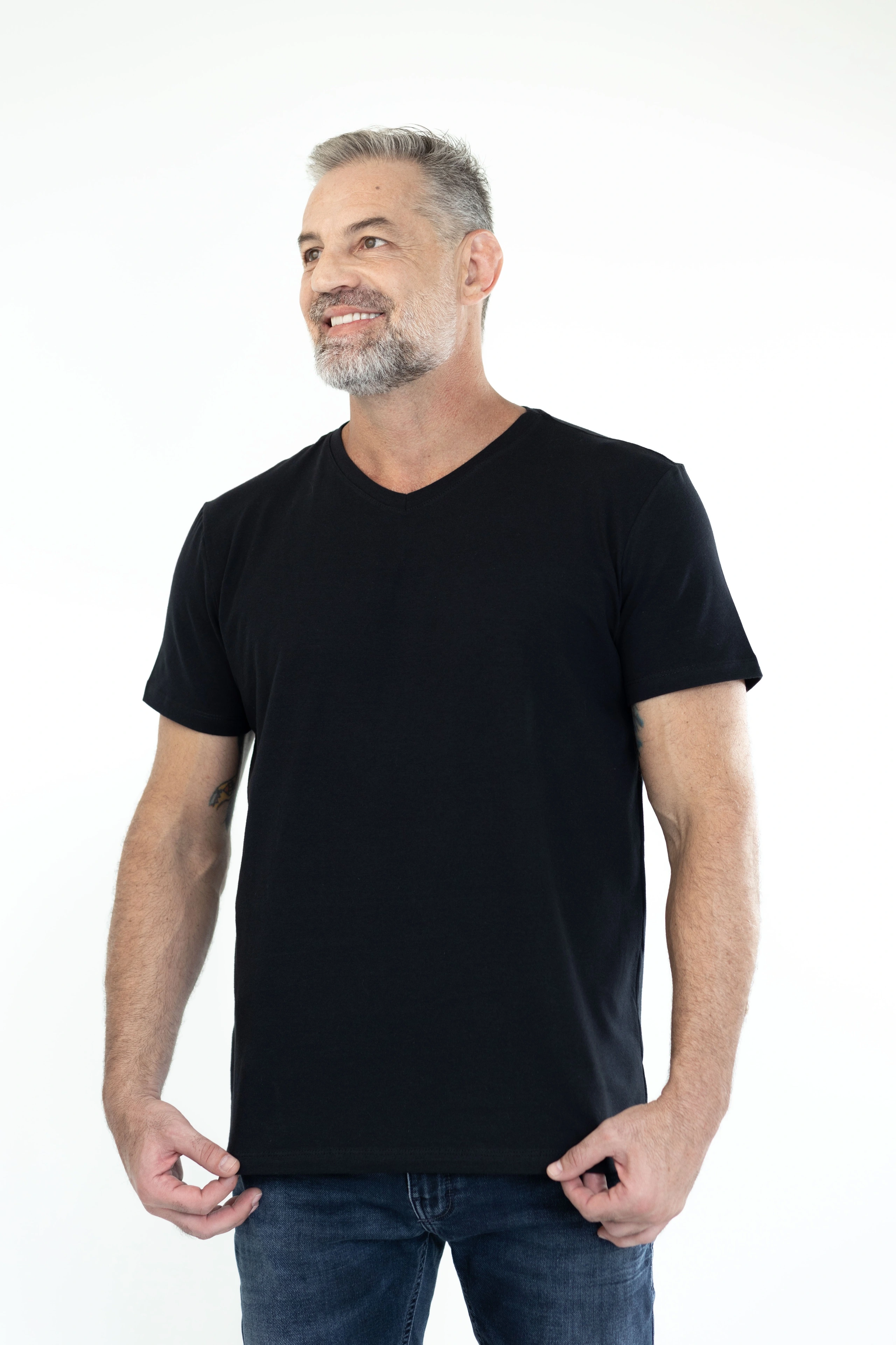 Camiseta Masculina Gola V Algodão com Elastano - Preta