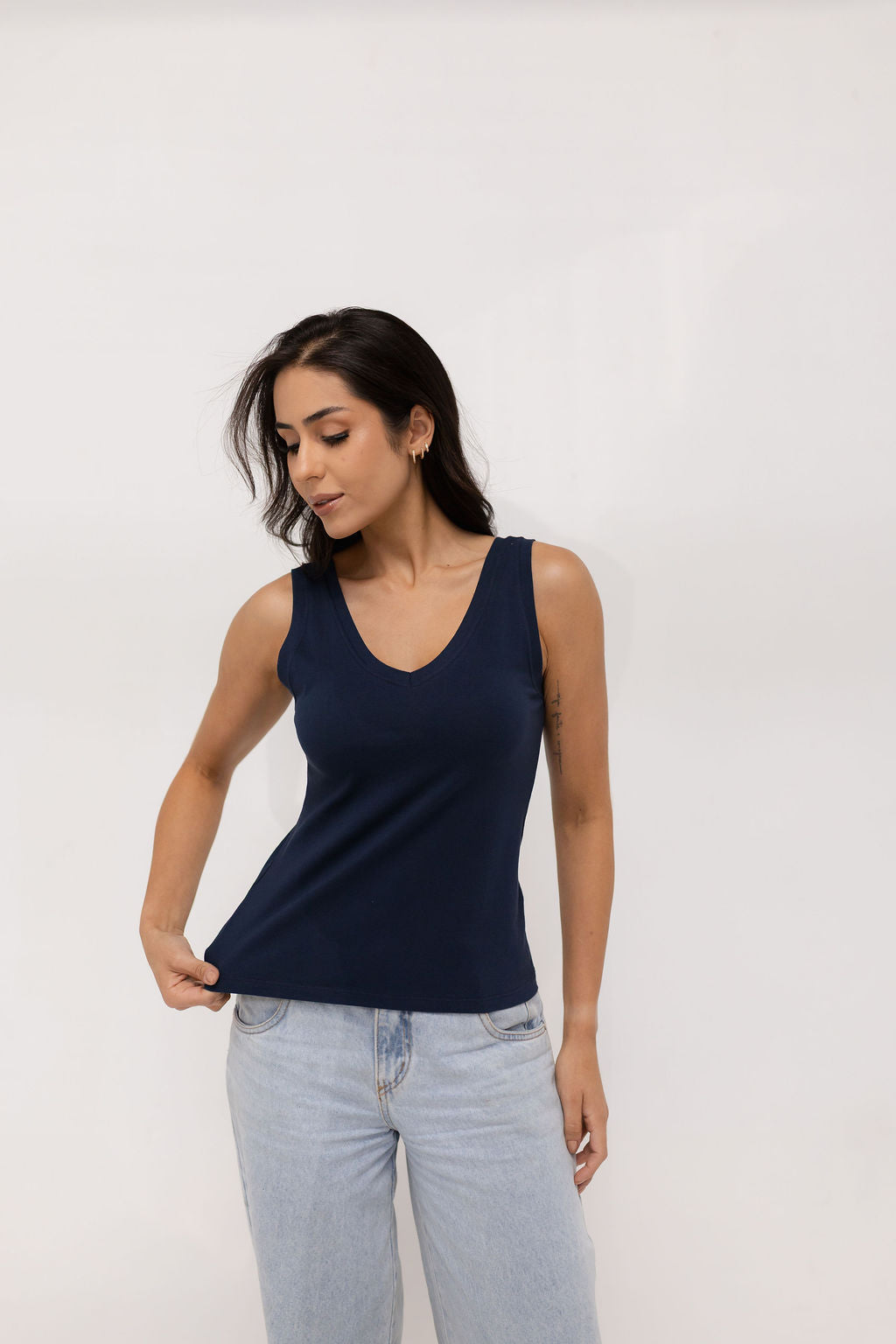 Regata Malha com Elastano Gola V - Azul Marinho