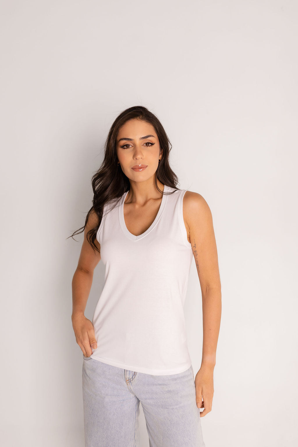 Regata Malha Algodão Premium Gola V - Branca