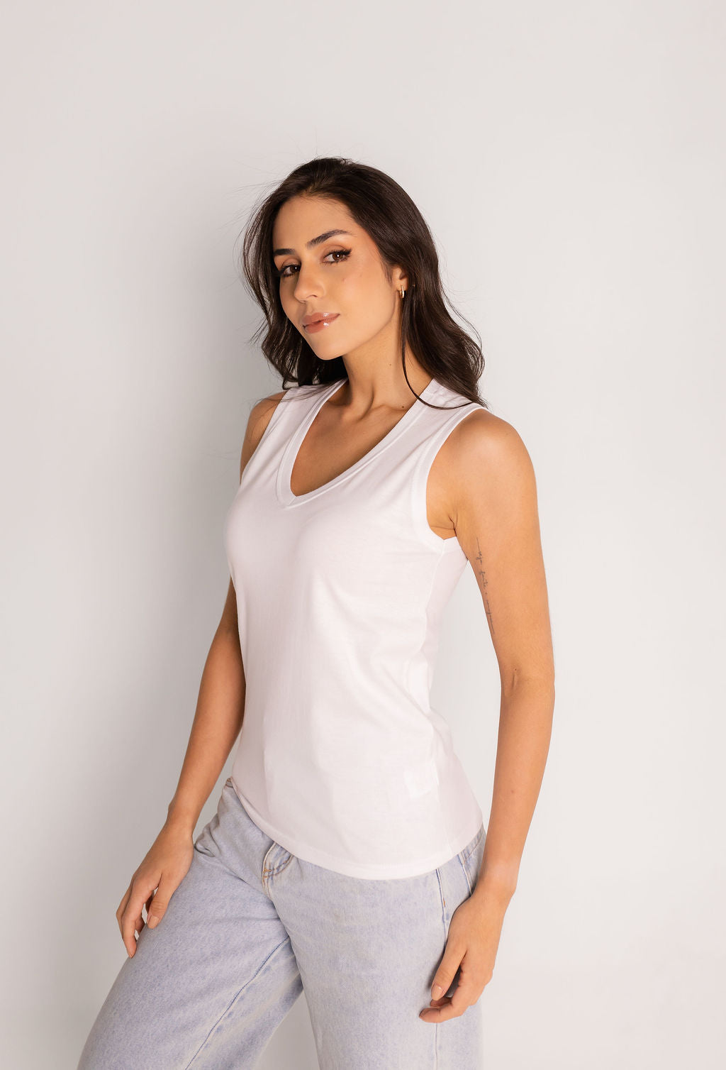 Regata Malha Algodão Premium Gola V - Branca