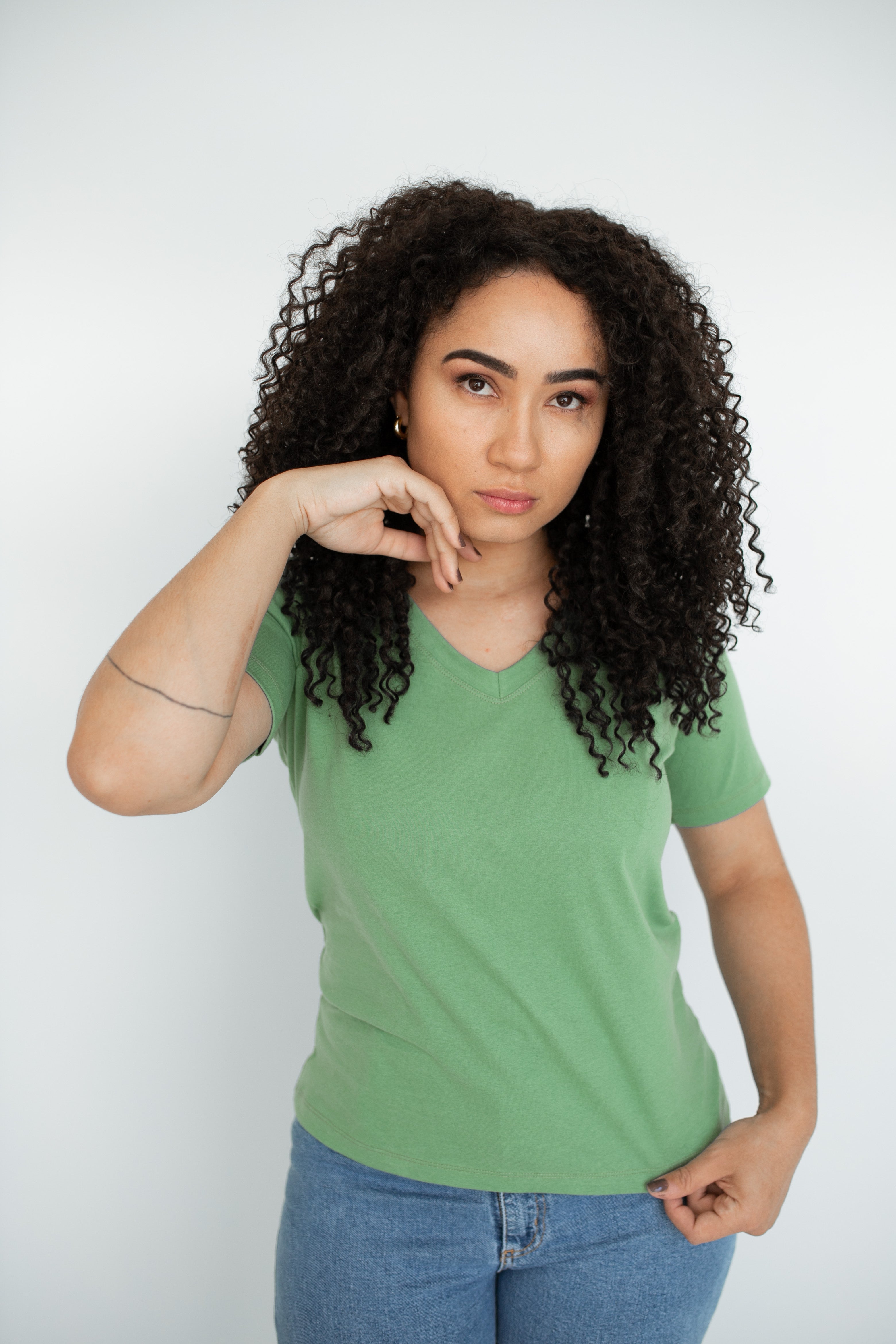 Camiseta Básica Gola V Feminina - Verde Médio