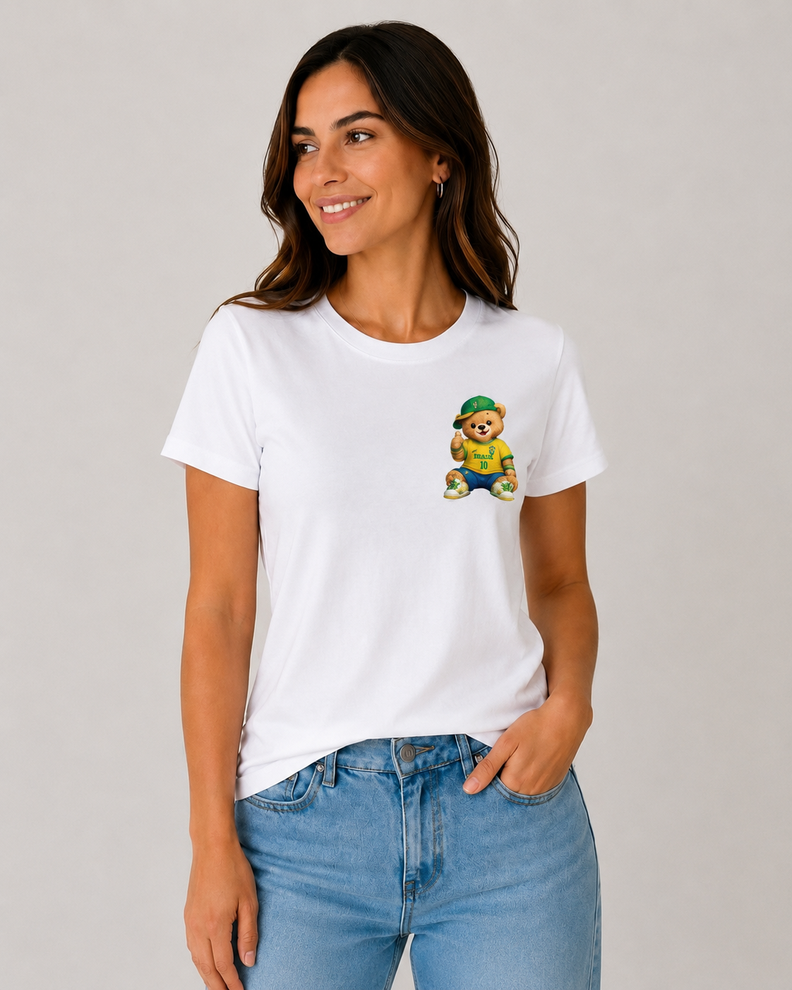 Camiseta Feminina Copa 2026 — Urso Camiseta do Brasil - Peito Esquerdo