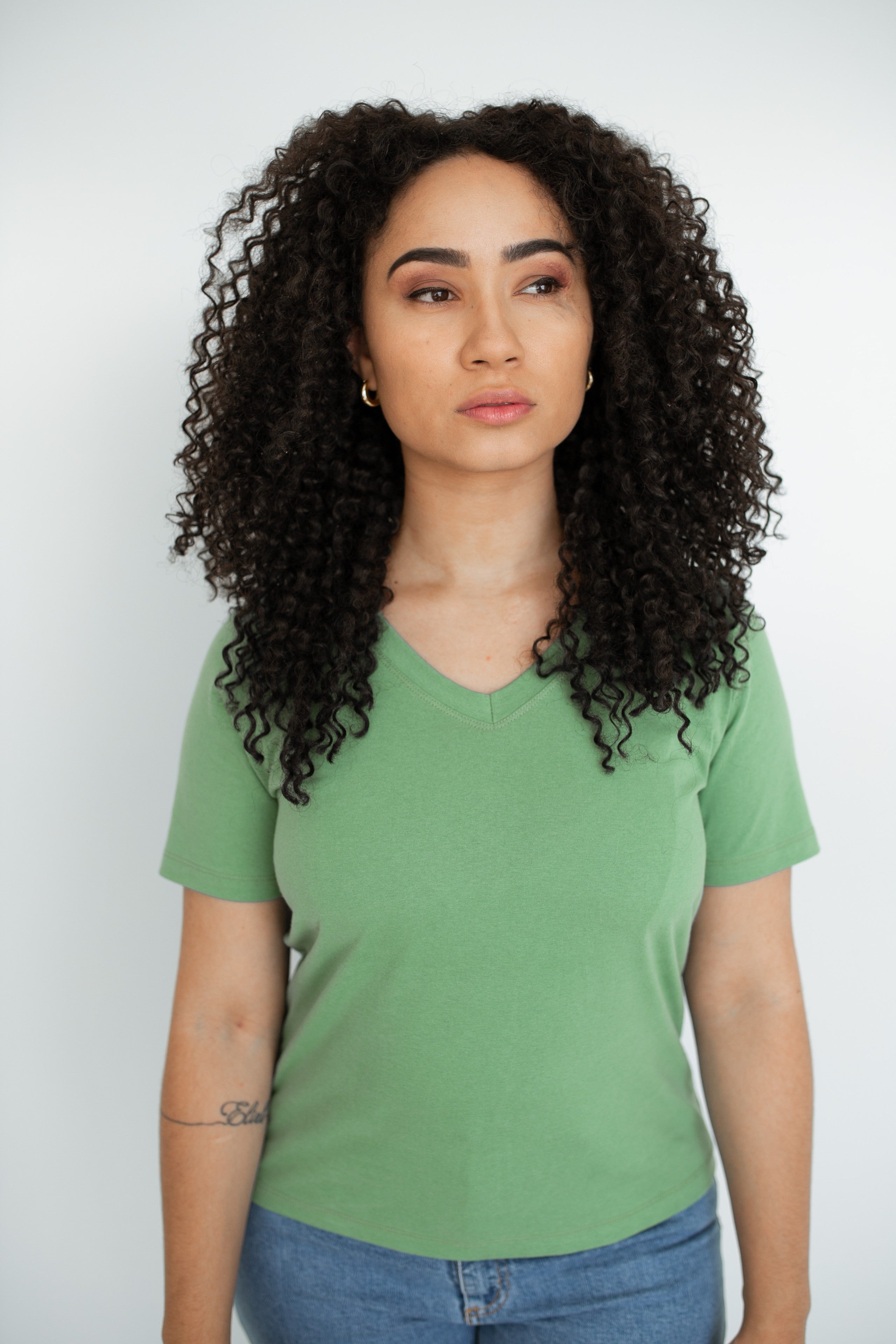 Camiseta Básica Gola V Feminina - Verde Médio