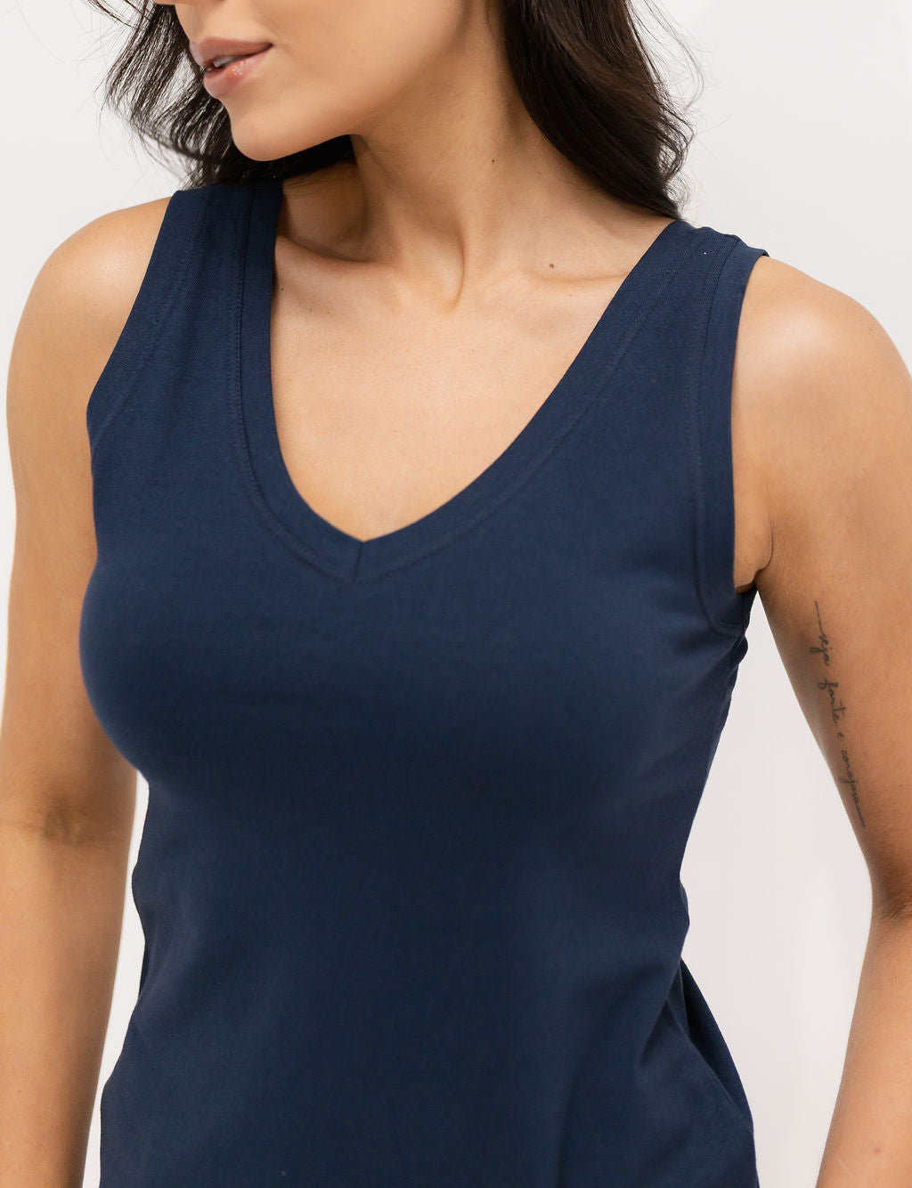 Regata Malha com Elastano Gola V  - Azul Marinho