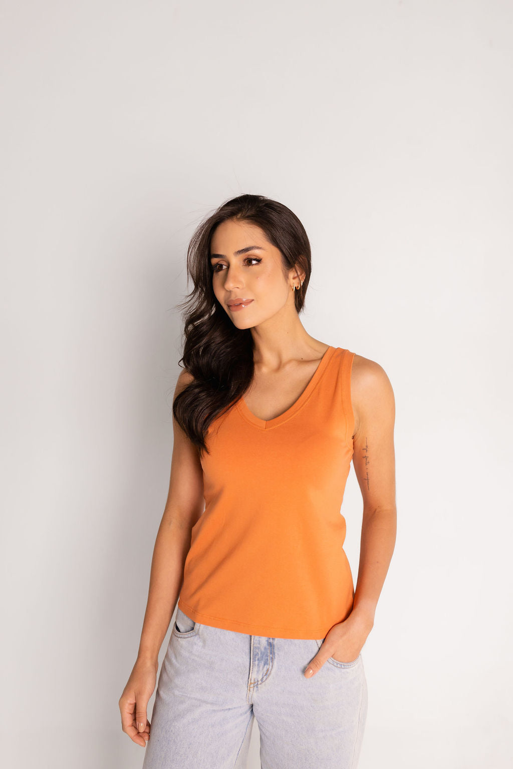 Regata Malha com Elastano Gola V  - Laranja