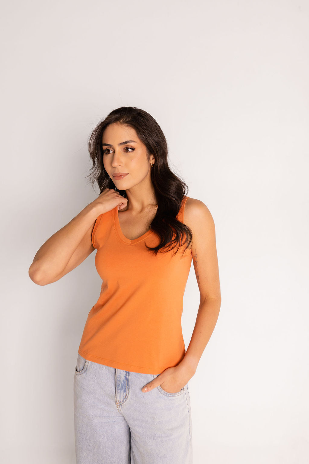 Regata Malha com Elastano Gola V  - Laranja