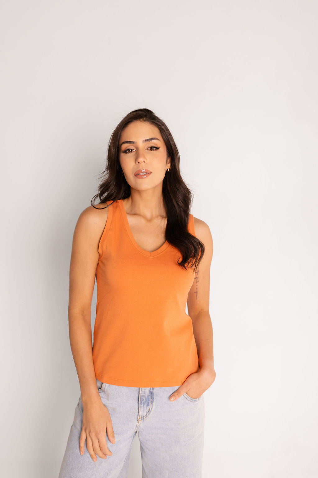 Regata Malha com Elastano Gola V  - Laranja