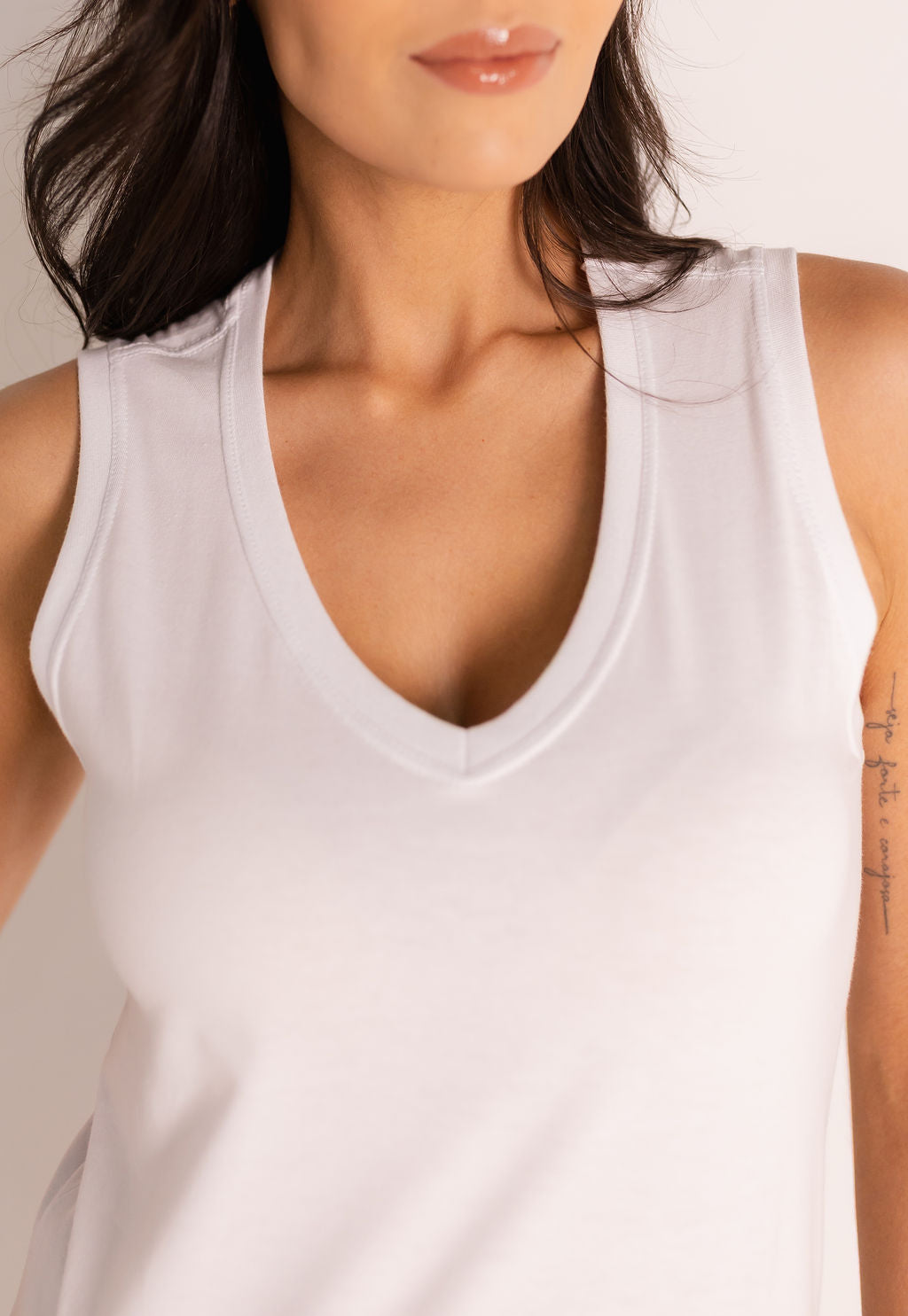 Regata Malha Algodão Premium Gola V - Branca