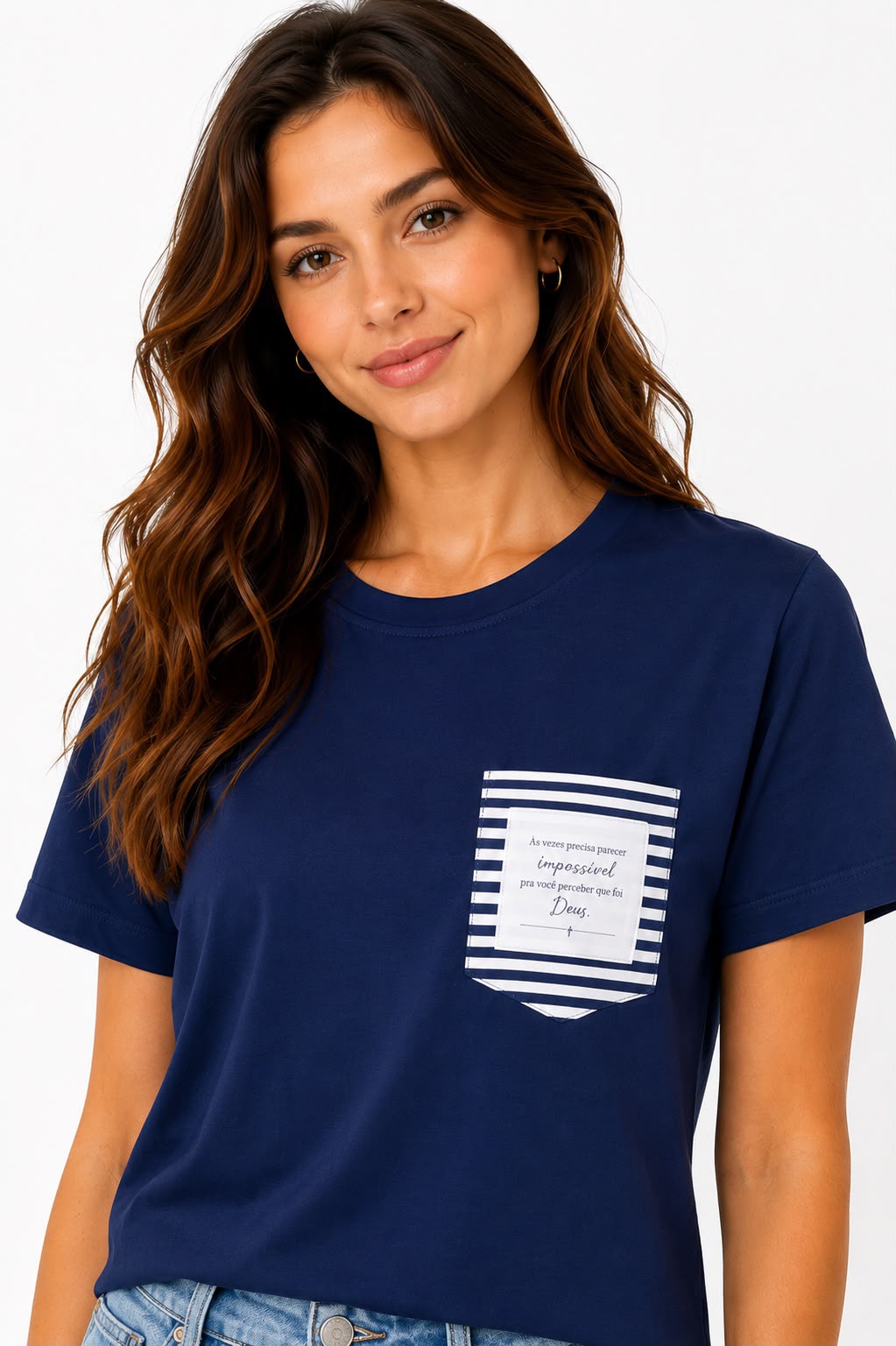 Camiseta Básica Manga Curta Azul Marinho Frase Bolso Foi Deus