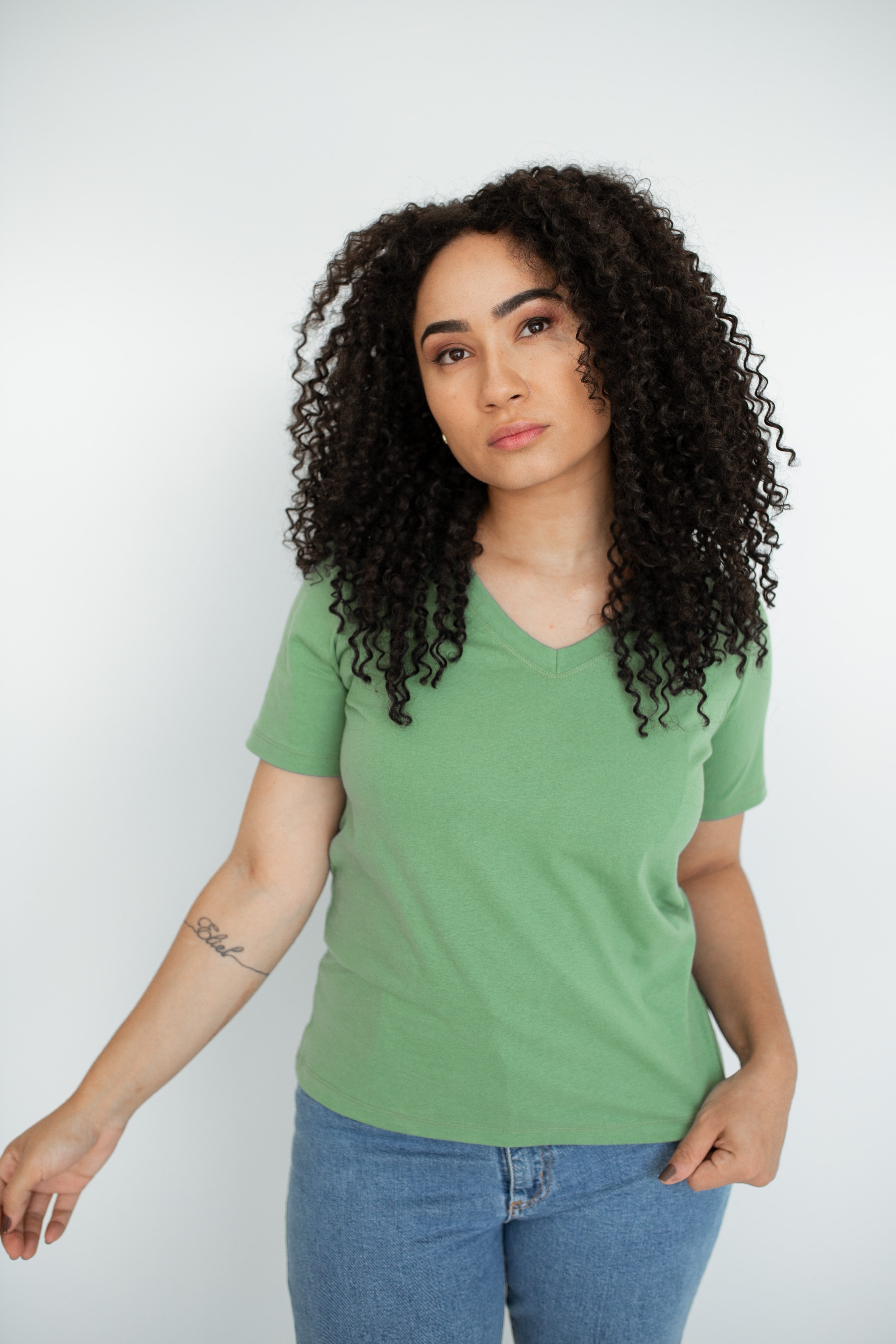 Camiseta Básica Gola V Feminina - Verde Médio