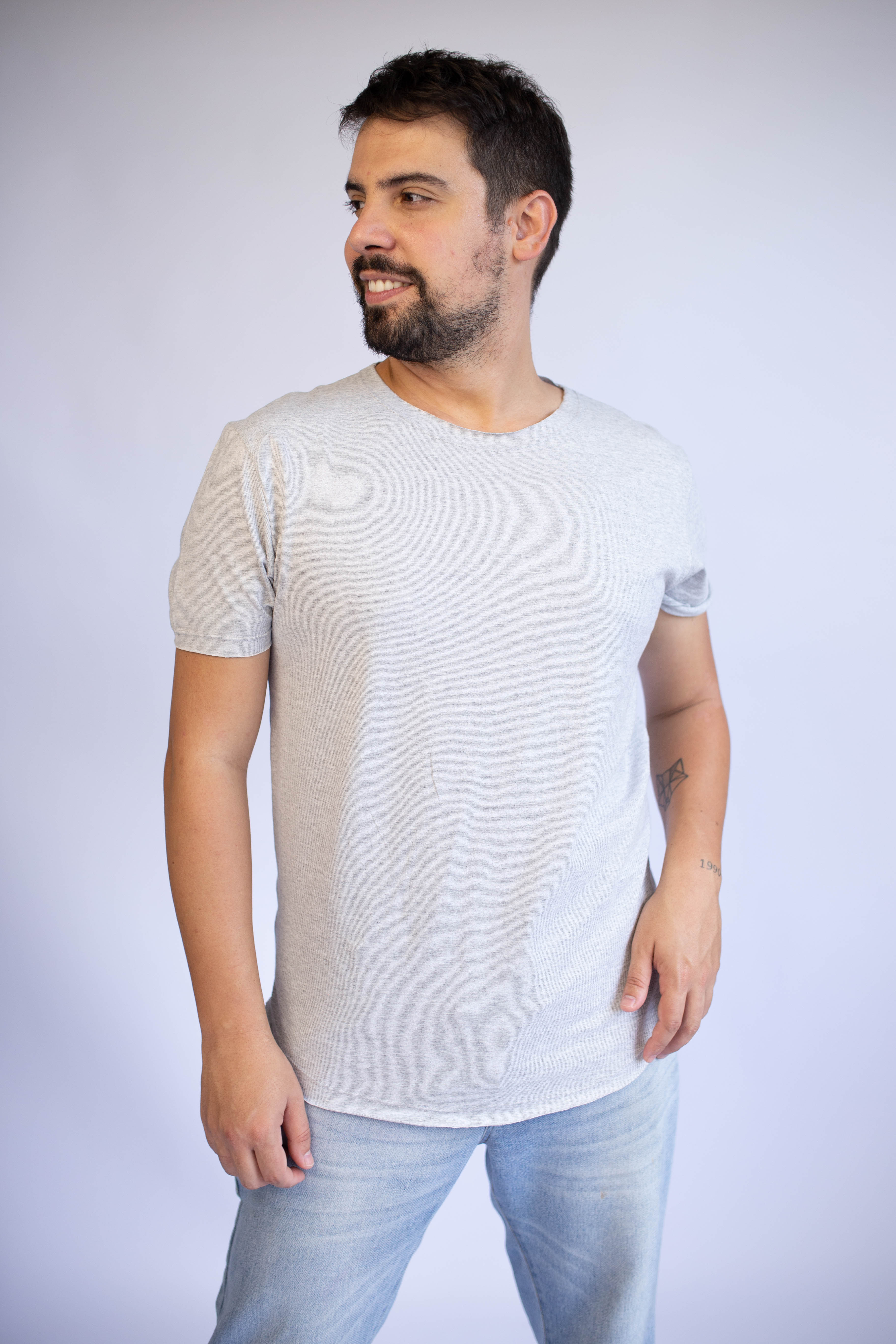 Camiseta Masculina Corte a Fio/ Barra Levemente  Arredondada - Mescla